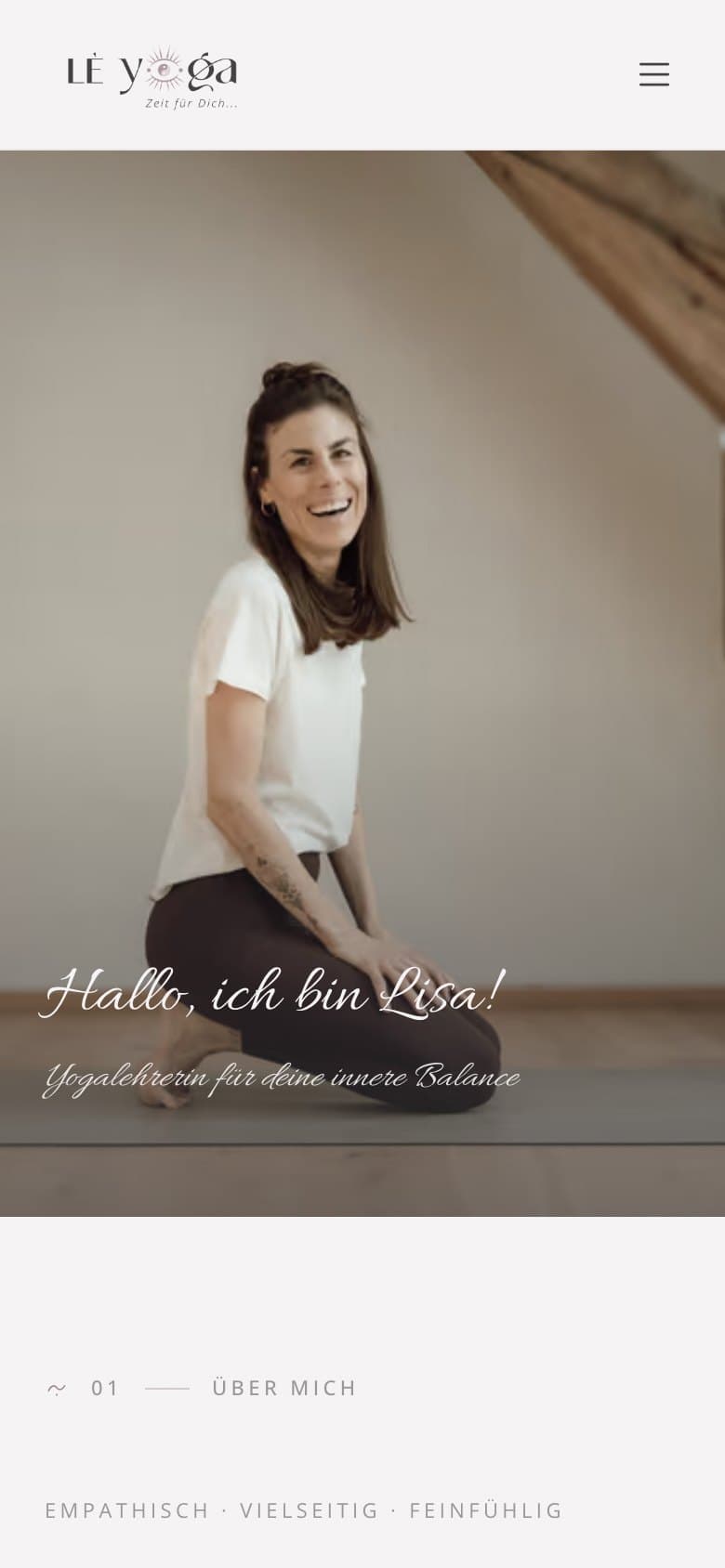 leyoga.at am Handy: Lisa begrüßt Besucher auf der Startseite