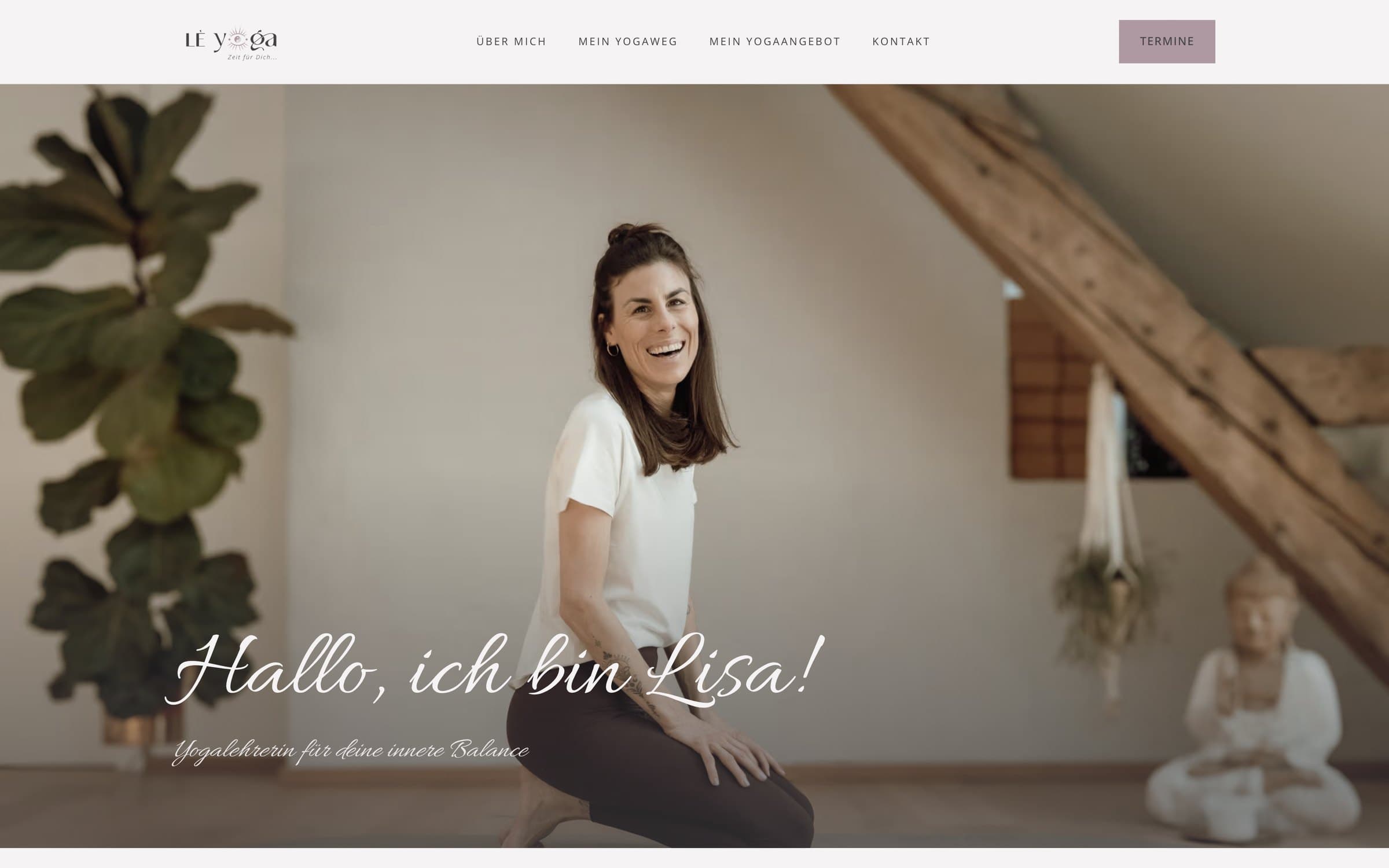 Startseite von leyoga.at: Lisa Blatzer begrüßt Besucher persönlich, darüber die Navigation zu Angebot und Terminen